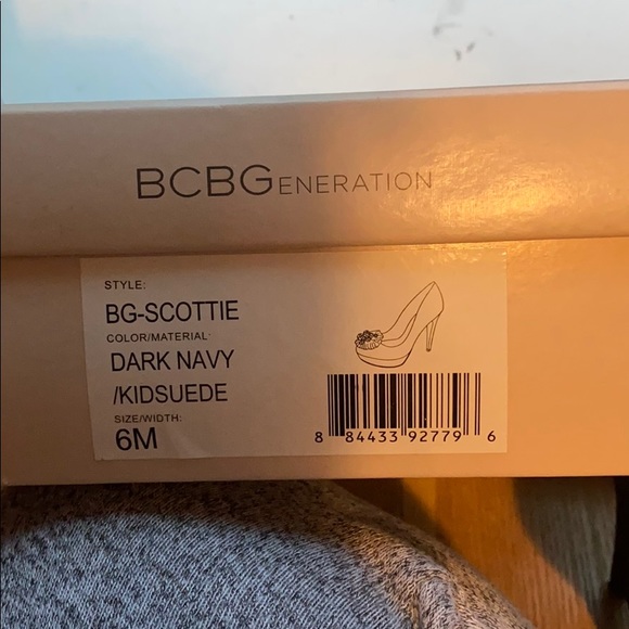 BCBGeberation- Dark Navy Heels - size 6 - Picture 9 of 9